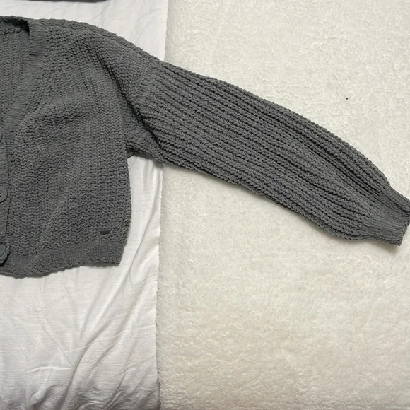 Hollister Cropped Cardigan - Picture 2 of 3
